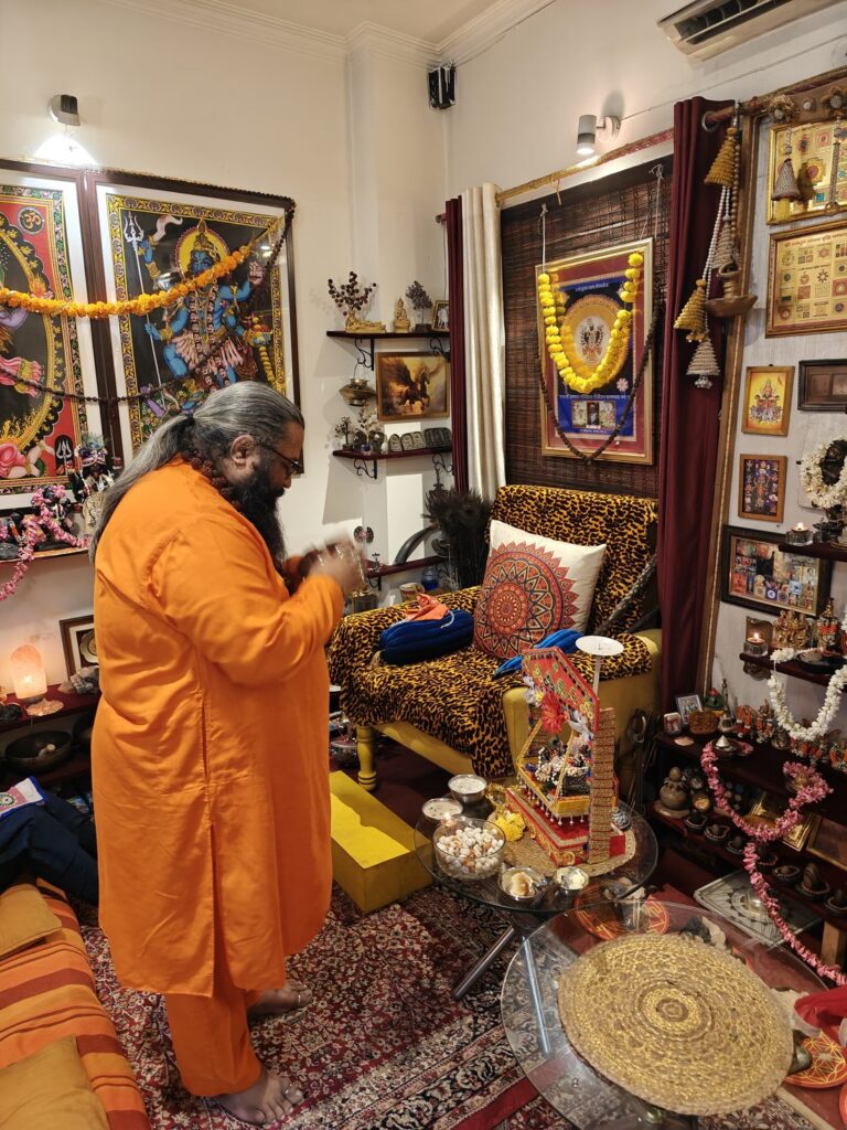 Tantrguru Shree Ganesh Dubey performs Janmashtami puja rituals before the Laddu Gopal jhula